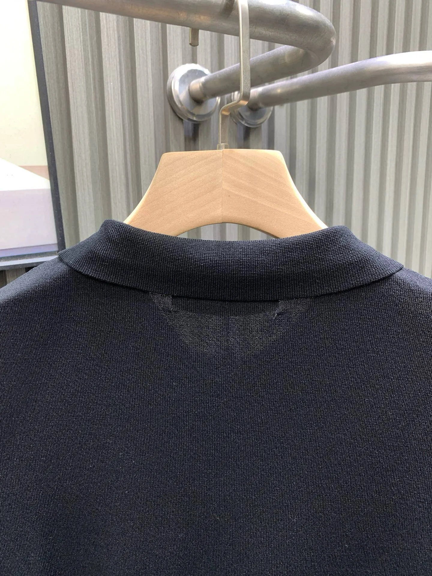🅿️280 🀄️ Louis Vuitton Louis Vuitton 25SS new sailing ship logo embroidered short-sleeved T-shirt Smooth sailing spring and summer new short-sleeved design ceiling. It is said that big brands like to play with logos, but they really play with logos. There are also very few luxury designers who make designs. The new model pays tribute to the bustling ports of the transatlantic voyage. The sailboat is used as embroidery to form the whole effect. Injecting seasonal elements into the classic straight tailoring Create a casual daily choice. It is extremely skin-friendly and comfortable. It feels very delicate to the touch. The texture is very good. It is very heavy-duty. The shape is invincible and slimming. It is very fashionable to match it casually. The upper body effect is amazing. Give it to me.